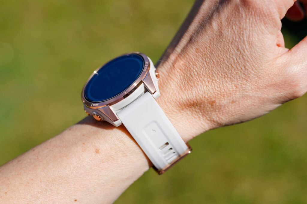 Montre GARMIN Fenix 7S – Solar Edition Rose Gold bracelet beige sable
